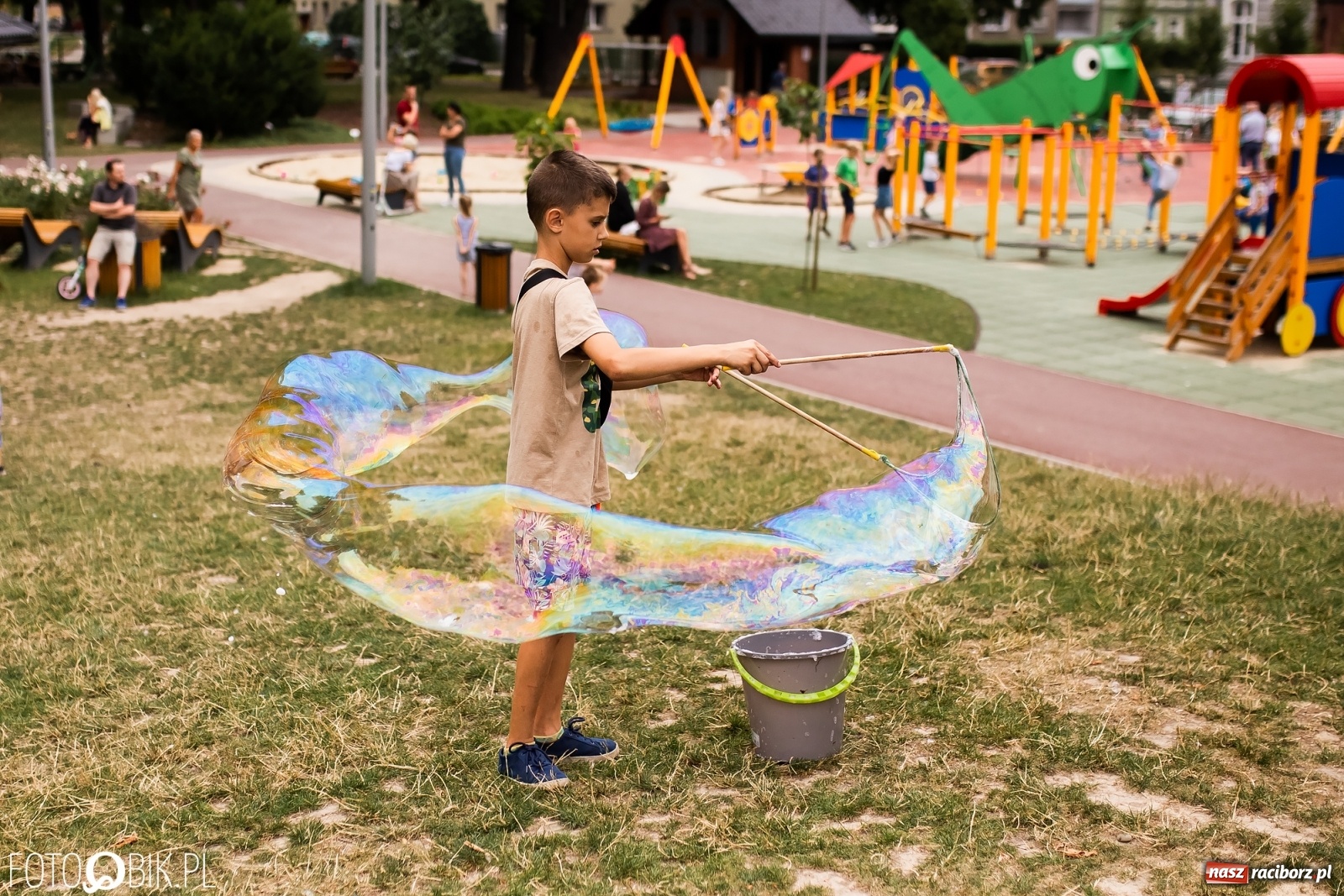 Zdjęcie w galerii na portalu naszraciborz.pl: Dzień baniek mydlanych w Parku Jordanowskim wiadomości z regionu