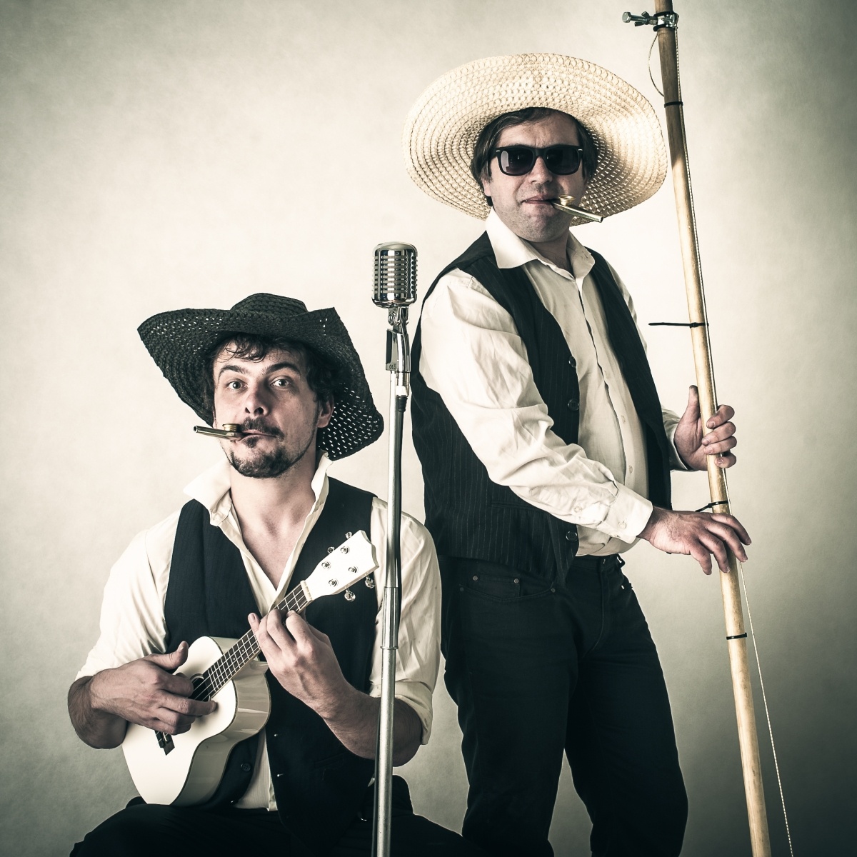 Zdjęcie w galerii na portalu naszraciborz.pl: Szalona lekcja muzyki na kilkanaście instrumentów w rękach wędrownych muzykantów wiadomości z regionu