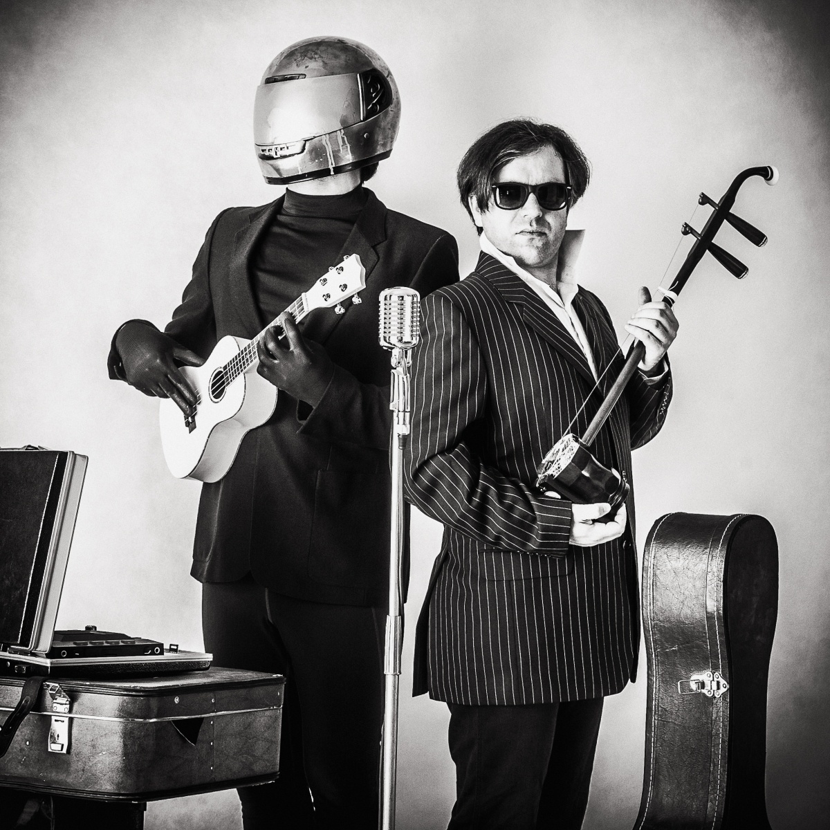 Zdjęcie w galerii na portalu naszraciborz.pl: Szalona lekcja muzyki na kilkanaście instrumentów w rękach wędrownych muzykantów wiadomości z regionu