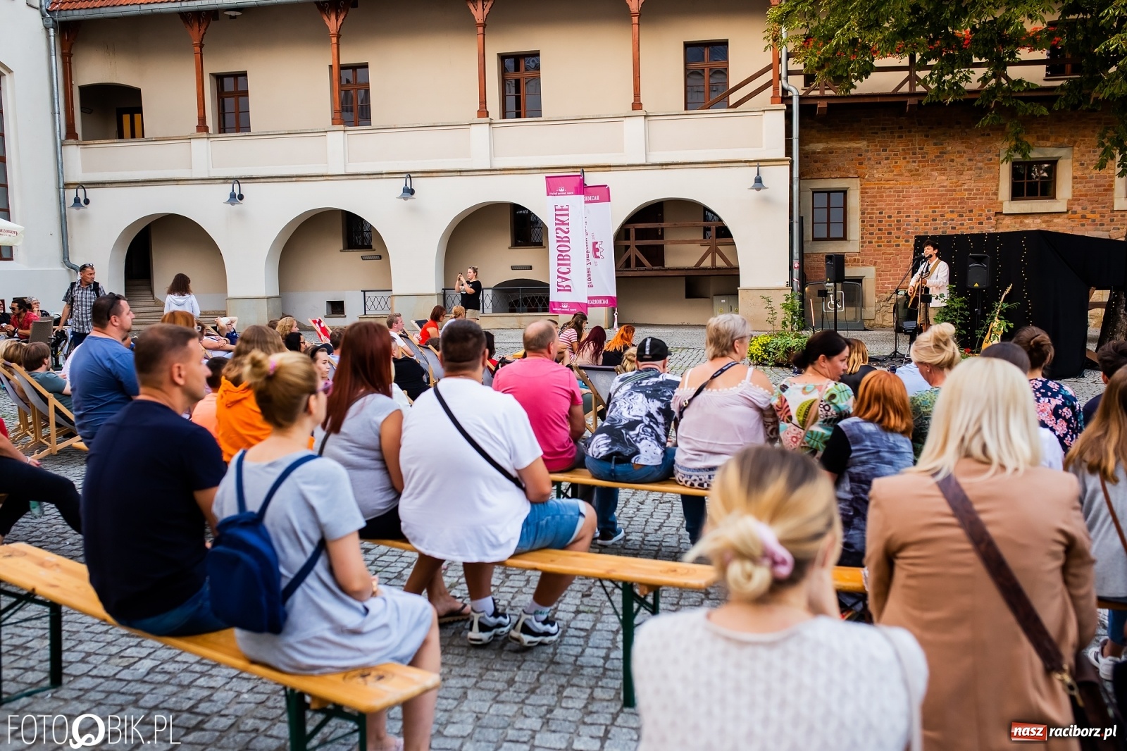 Zdjęcie w galerii na portalu naszraciborz.pl: Ed Sheeran Night na Zamku Piastowskim wiadomości z regionu