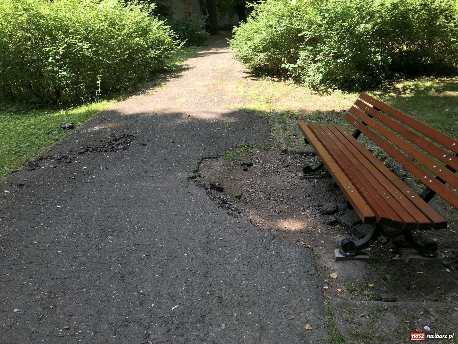 Zdjęcie w galerii na portalu naszraciborz.pl: Fuszerka czy brak kasy? Interwencja czytelnika wiadomości z regionu