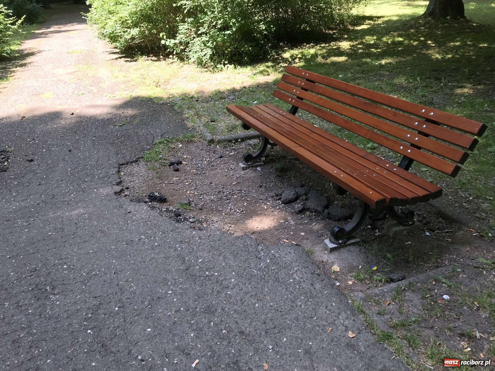 Zdjęcie w galerii na portalu naszraciborz.pl: Fuszerka czy brak kasy? Interwencja czytelnika wiadomości z regionu