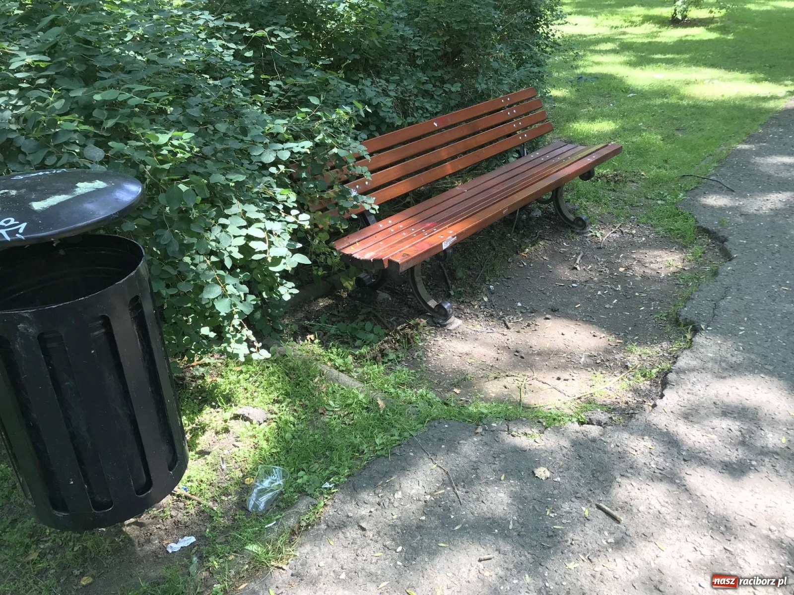 Zdjęcie w galerii na portalu naszraciborz.pl: Fuszerka czy brak kasy? Interwencja czytelnika wiadomości z regionu