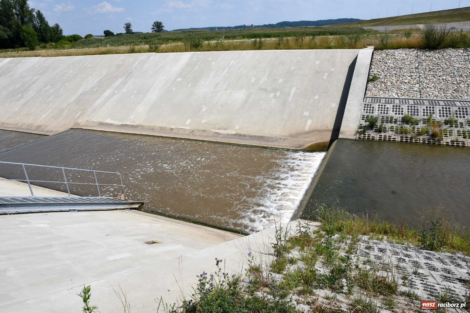 Zdjęcie w galerii na portalu naszraciborz.pl: Niski stan Odry. Takie widoki z zapory zbiornika Racibórz wiadomości z regionu