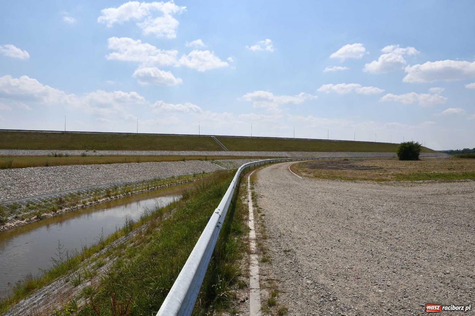 Zdjęcie w galerii na portalu naszraciborz.pl: Niski stan Odry. Takie widoki z zapory zbiornika Racibórz wiadomości z regionu