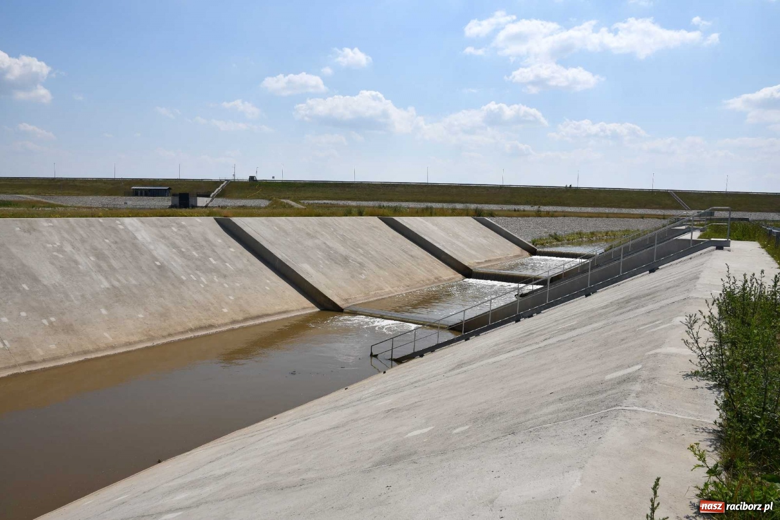 Zdjęcie w galerii na portalu naszraciborz.pl: Niski stan Odry. Takie widoki z zapory zbiornika Racibórz wiadomości z regionu