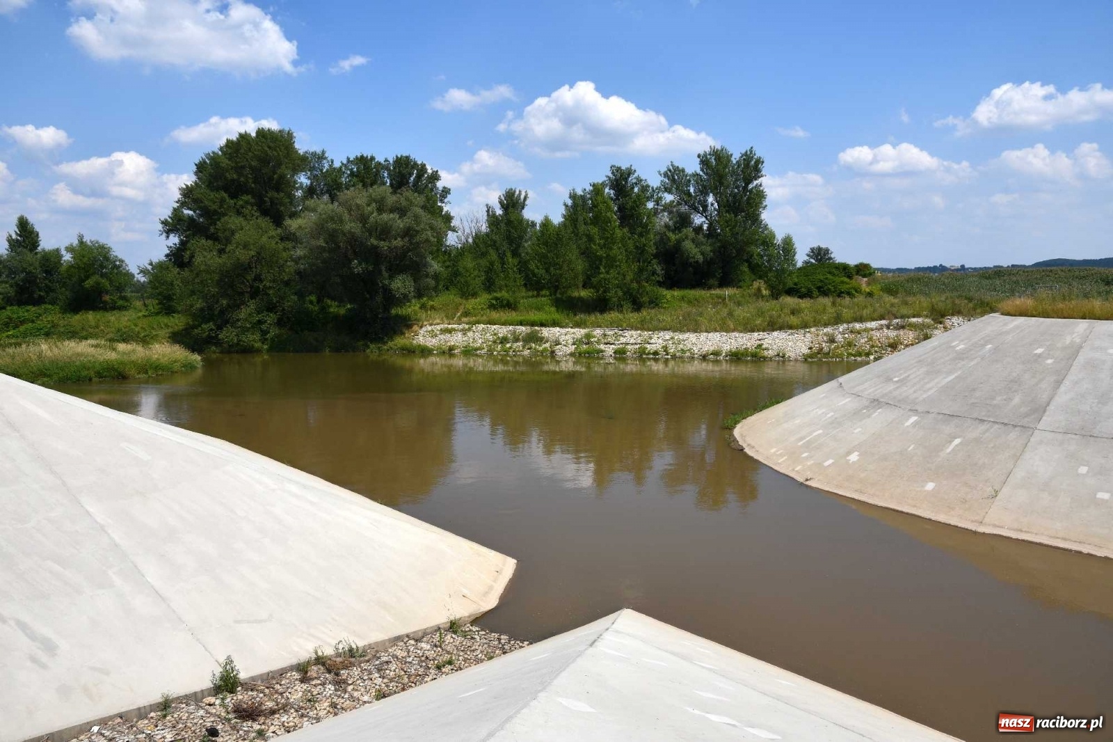 Zdjęcie w galerii na portalu naszraciborz.pl: Niski stan Odry. Takie widoki z zapory zbiornika Racibórz wiadomości z regionu