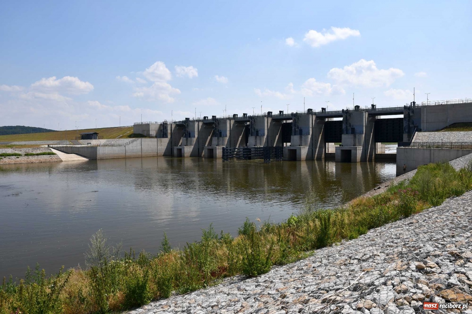 Zdjęcie w galerii na portalu naszraciborz.pl: Niski stan Odry. Takie widoki z zapory zbiornika Racibórz wiadomości z regionu