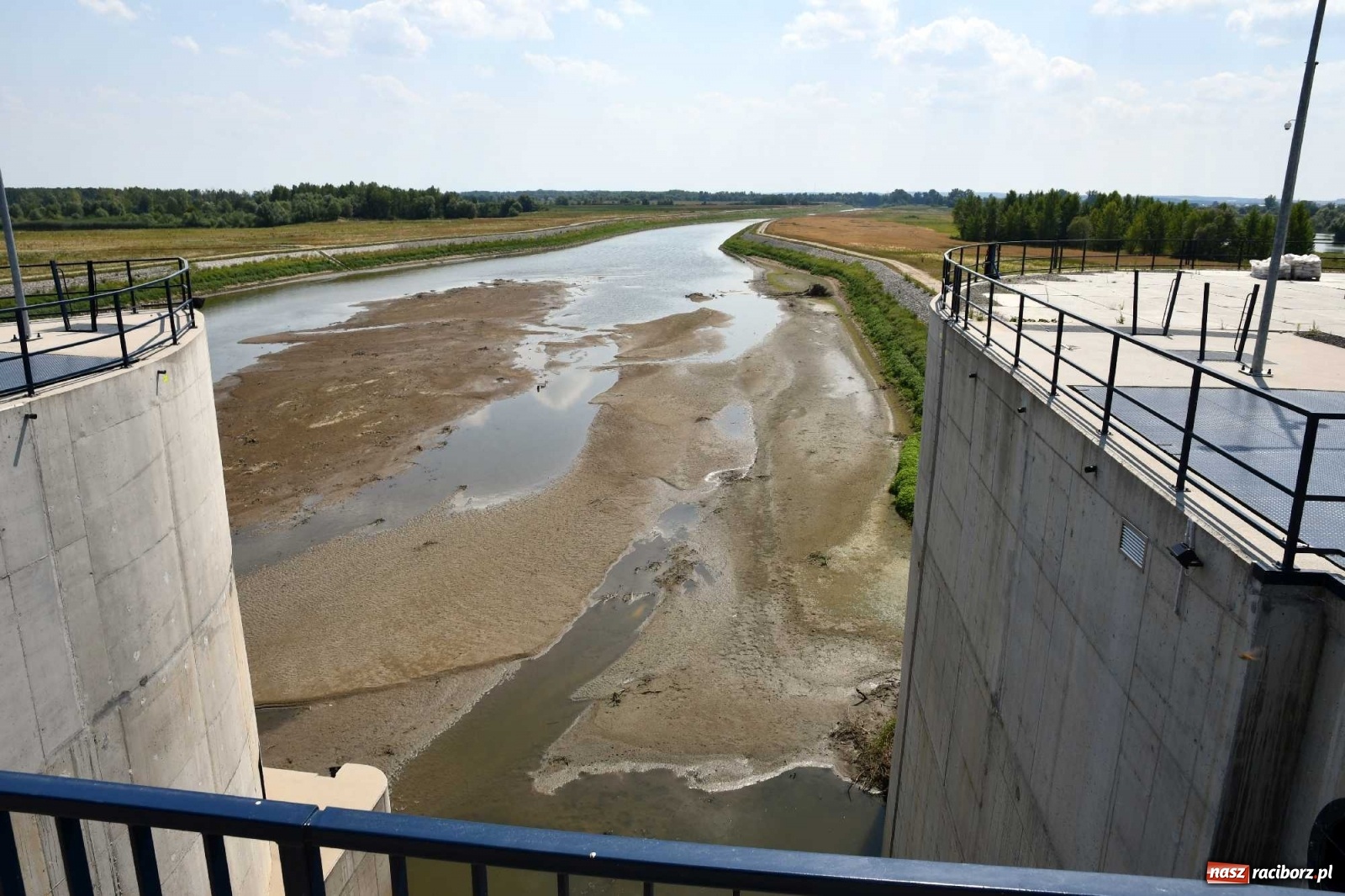Zdjęcie w galerii na portalu naszraciborz.pl: Niski stan Odry. Takie widoki z zapory zbiornika Racibórz wiadomości z regionu