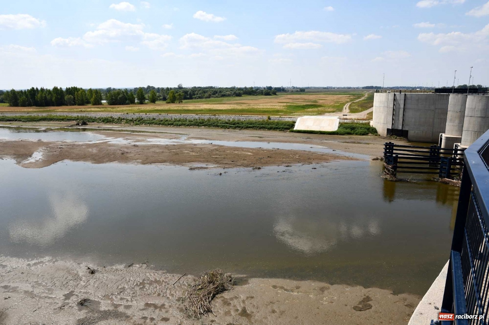 Zdjęcie w galerii na portalu naszraciborz.pl: Niski stan Odry. Takie widoki z zapory zbiornika Racibórz wiadomości z regionu