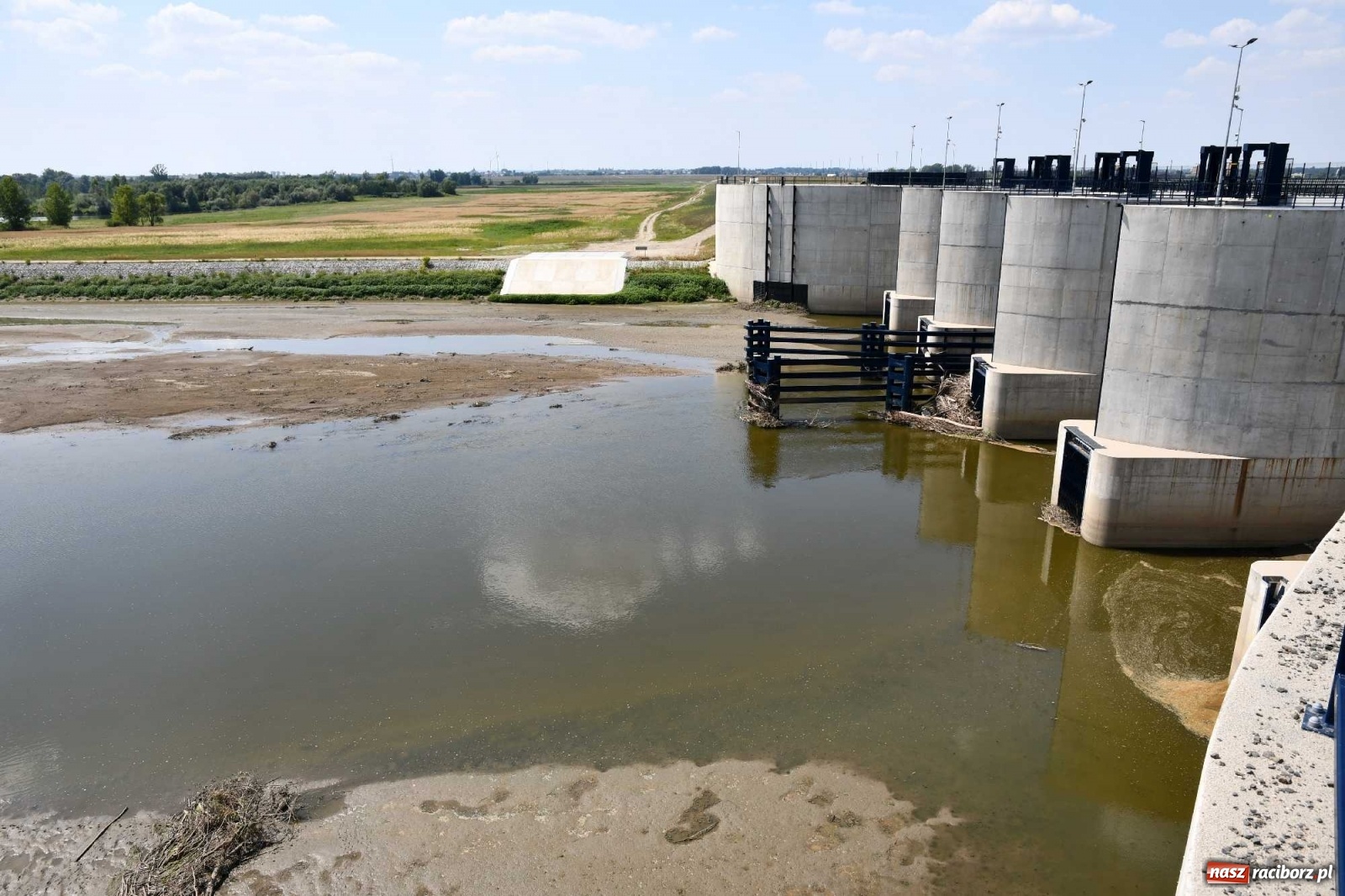 Zdjęcie w galerii na portalu naszraciborz.pl: Niski stan Odry. Takie widoki z zapory zbiornika Racibórz wiadomości z regionu