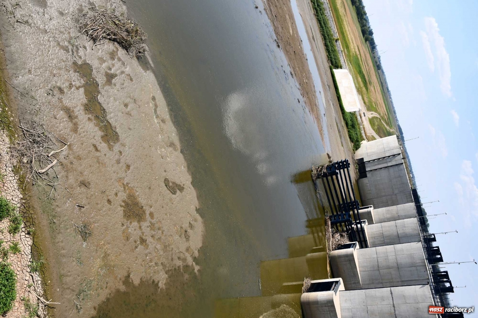 Zdjęcie w galerii na portalu naszraciborz.pl: Niski stan Odry. Takie widoki z zapory zbiornika Racibórz wiadomości z regionu