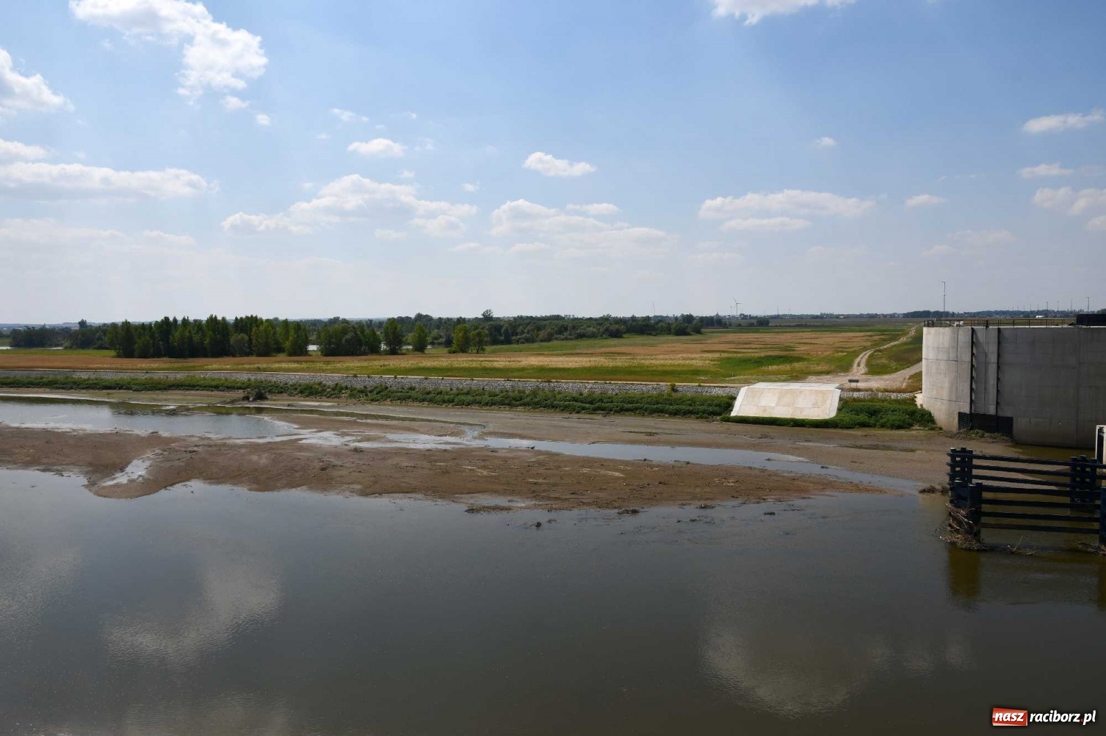 Zdjęcie w galerii na portalu naszraciborz.pl: Niski stan Odry. Takie widoki z zapory zbiornika Racibórz wiadomości z regionu