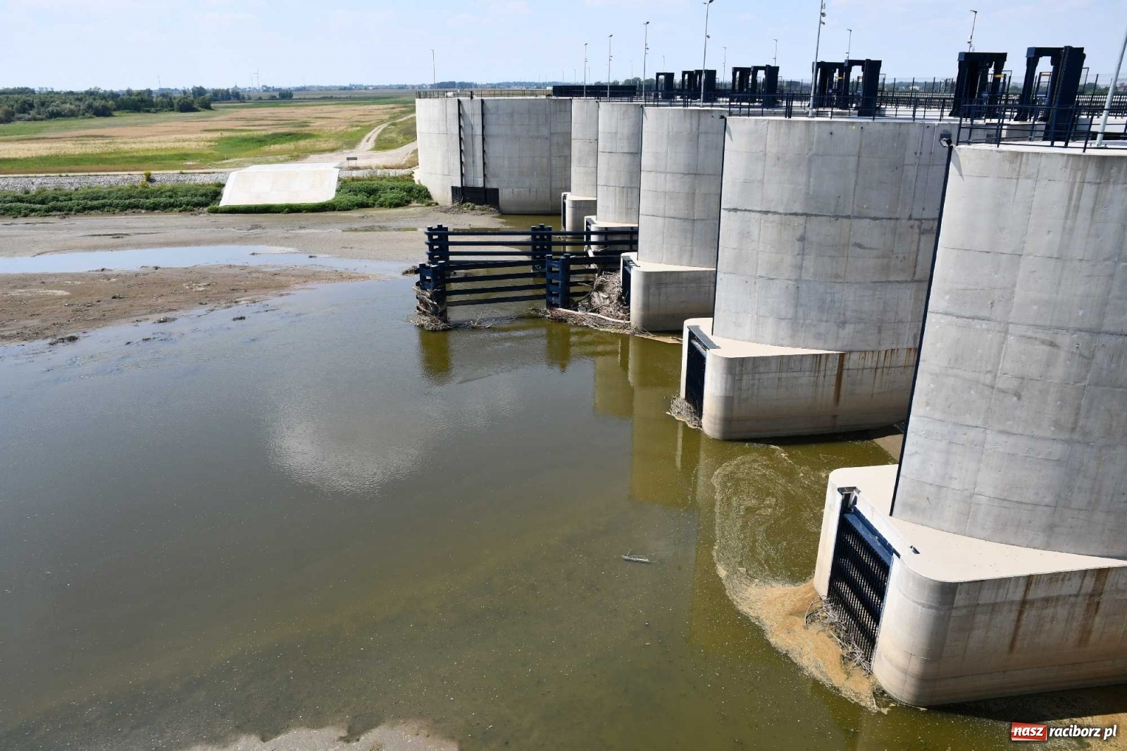 Zdjęcie w galerii na portalu naszraciborz.pl: Niski stan Odry. Takie widoki z zapory zbiornika Racibórz wiadomości z regionu