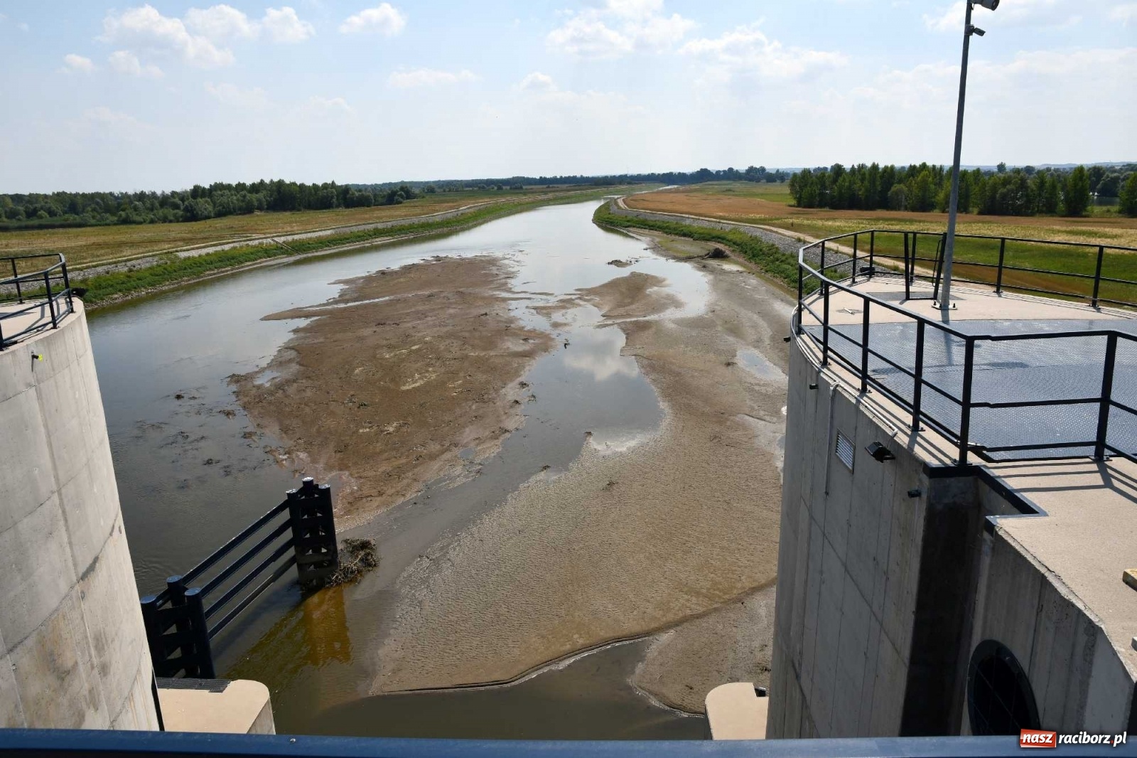 Zdjęcie w galerii na portalu naszraciborz.pl: Niski stan Odry. Takie widoki z zapory zbiornika Racibórz wiadomości z regionu