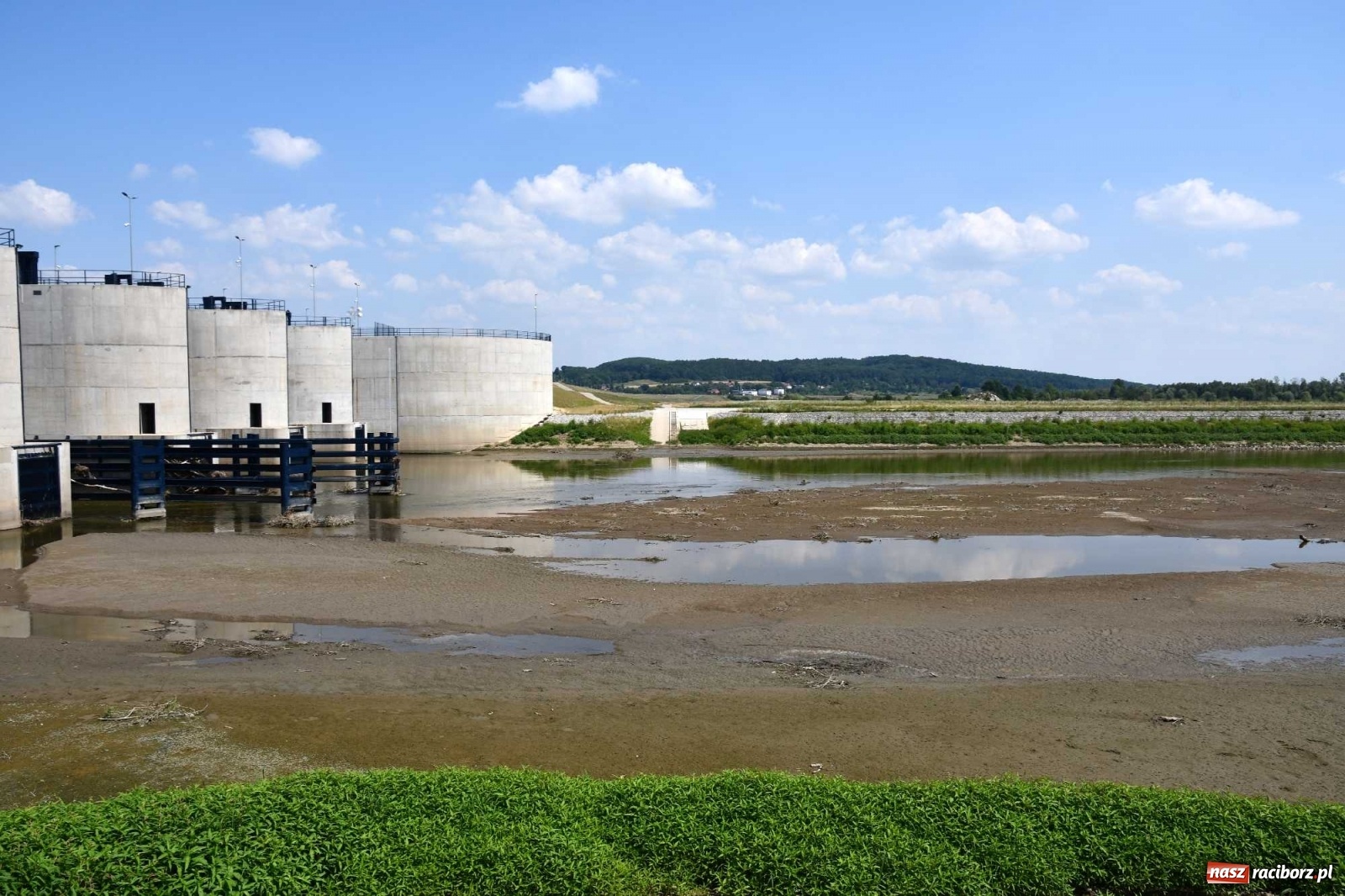 Zdjęcie w galerii na portalu naszraciborz.pl: Niski stan Odry. Takie widoki z zapory zbiornika Racibórz wiadomości z regionu