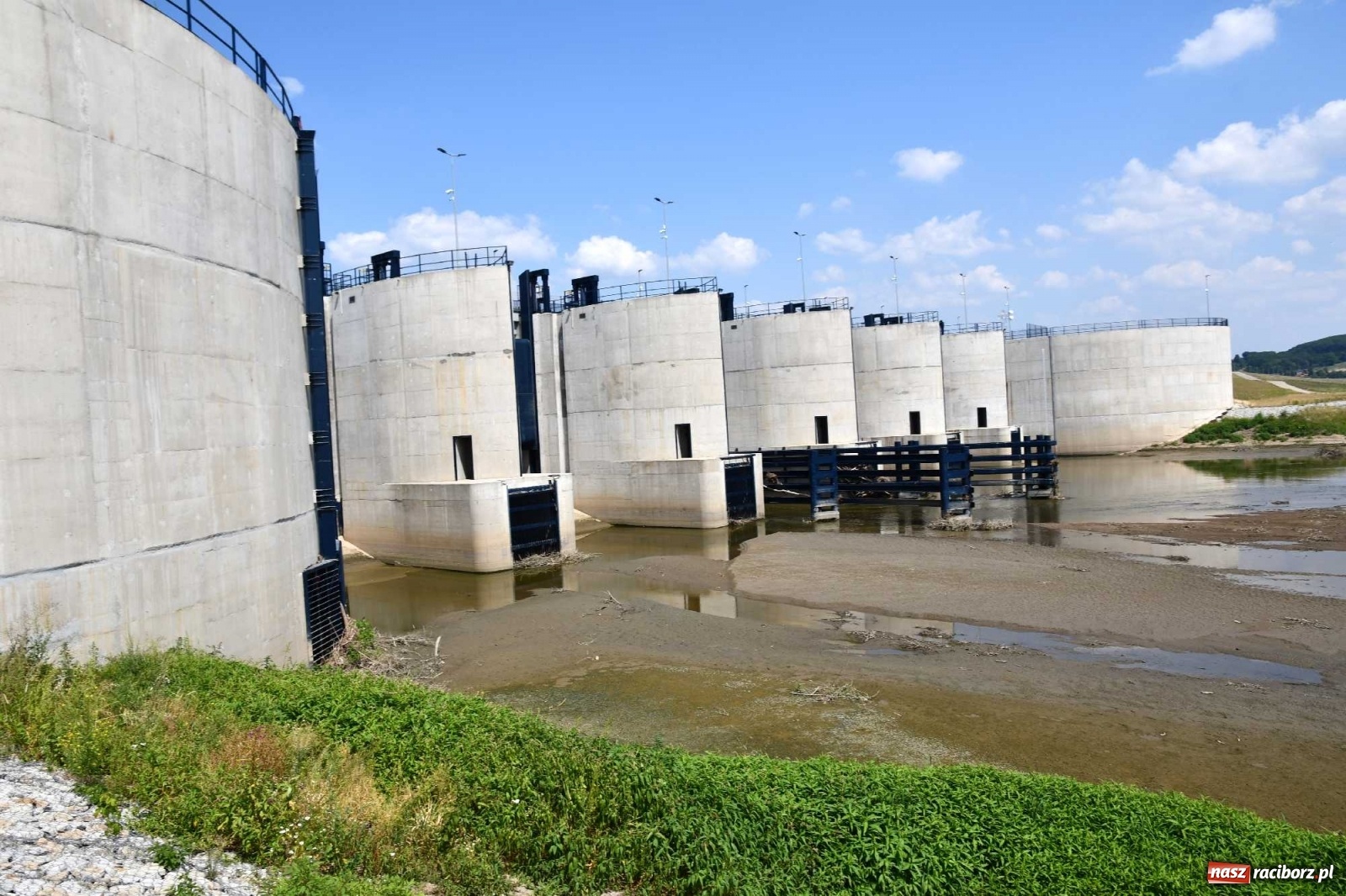 Zdjęcie w galerii na portalu naszraciborz.pl: Niski stan Odry. Takie widoki z zapory zbiornika Racibórz wiadomości z regionu