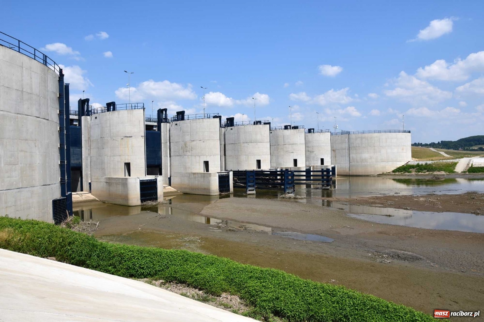 Zdjęcie w galerii na portalu naszraciborz.pl: Niski stan Odry. Takie widoki z zapory zbiornika Racibórz wiadomości z regionu