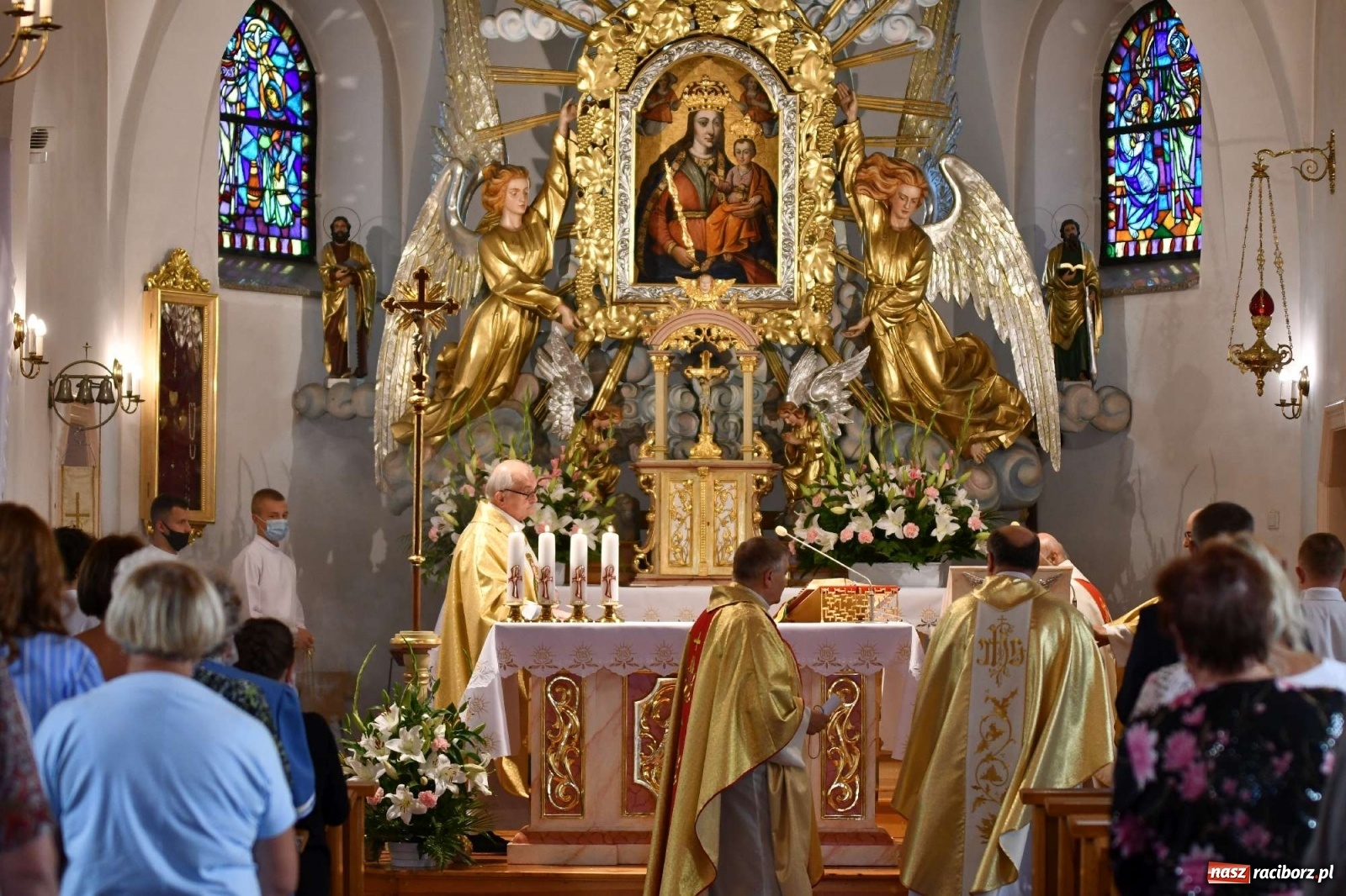 Zdjęcie w galerii na portalu naszraciborz.pl: Raszczyce żegnają swojego długoletniego proboszcza wiadomości z regionu