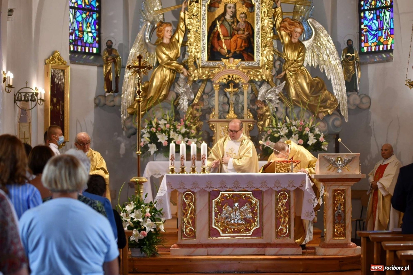 Zdjęcie w galerii na portalu naszraciborz.pl: Raszczyce żegnają swojego długoletniego proboszcza wiadomości z regionu