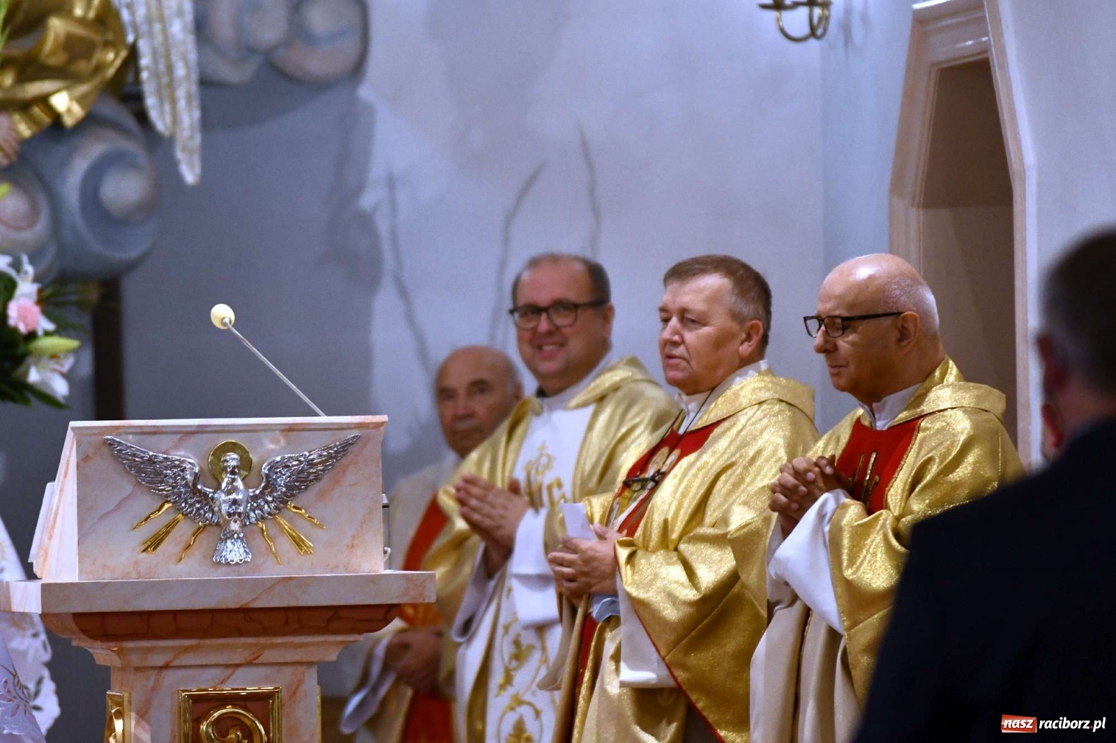 Zdjęcie w galerii na portalu naszraciborz.pl: Raszczyce żegnają swojego długoletniego proboszcza wiadomości z regionu