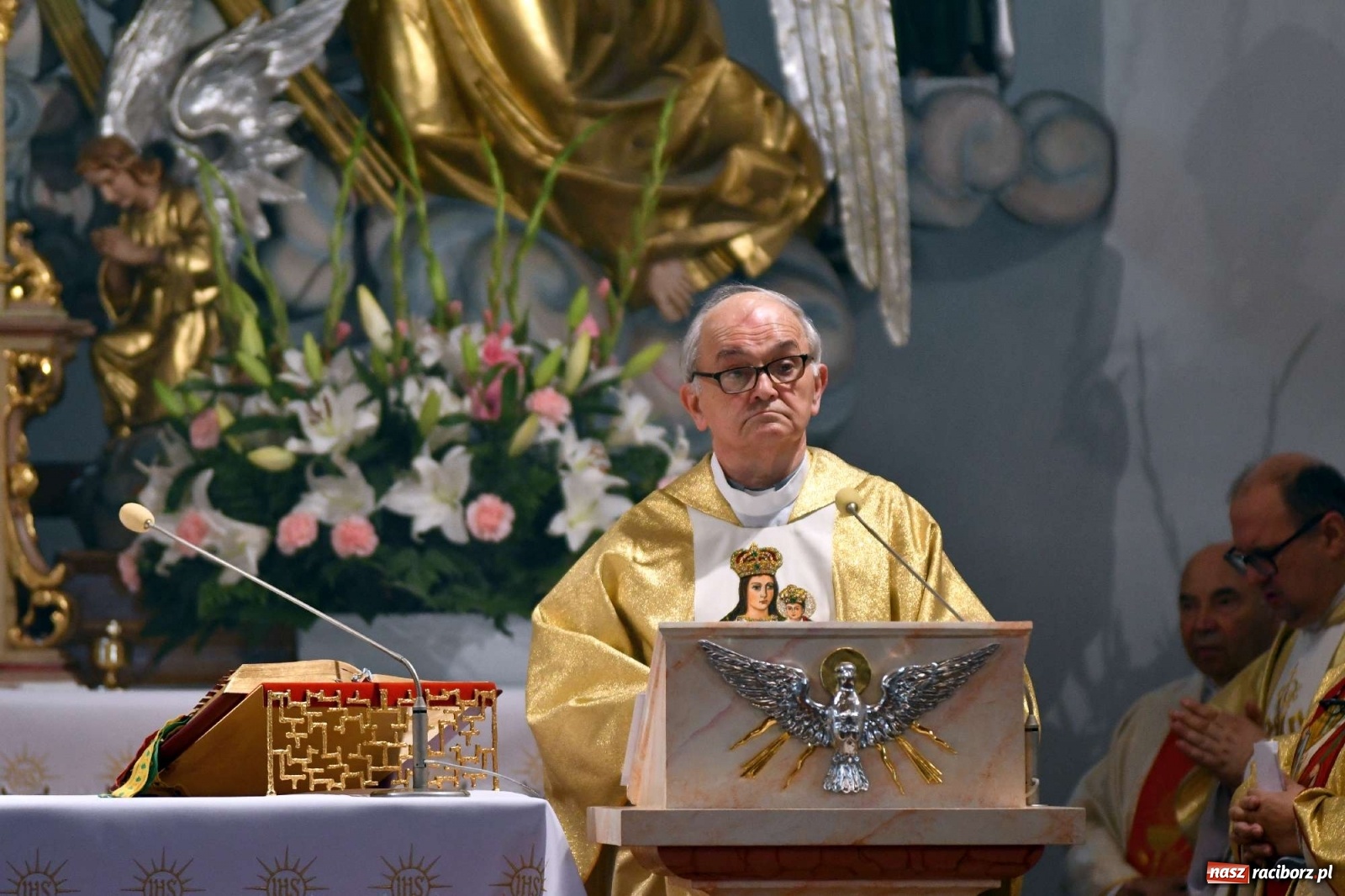 Zdjęcie w galerii na portalu naszraciborz.pl: Raszczyce żegnają swojego długoletniego proboszcza wiadomości z regionu