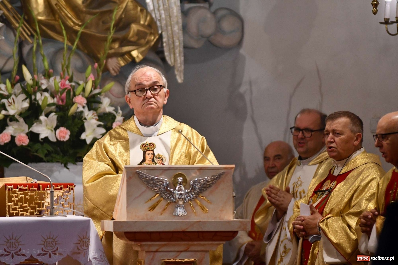 Zdjęcie w galerii na portalu naszraciborz.pl: Raszczyce żegnają swojego długoletniego proboszcza wiadomości z regionu