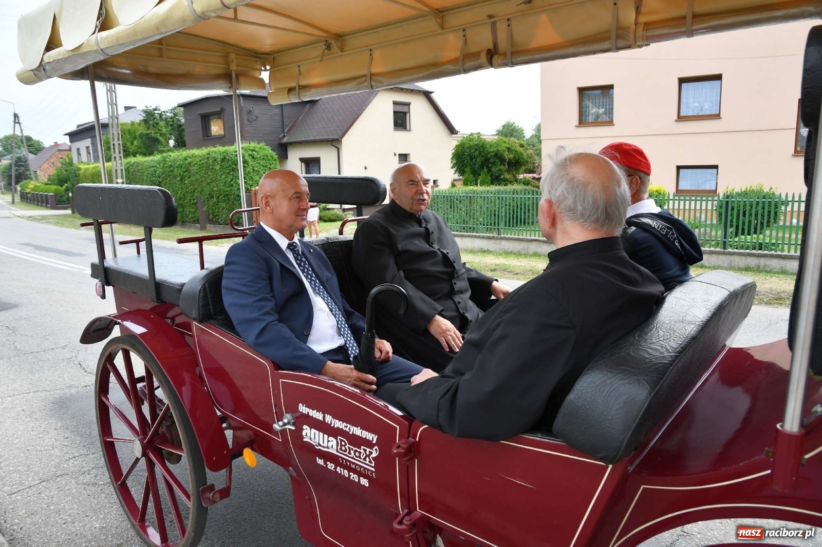 Zdjęcie w galerii na portalu naszraciborz.pl: Raszczyce żegnają swojego długoletniego proboszcza wiadomości z regionu