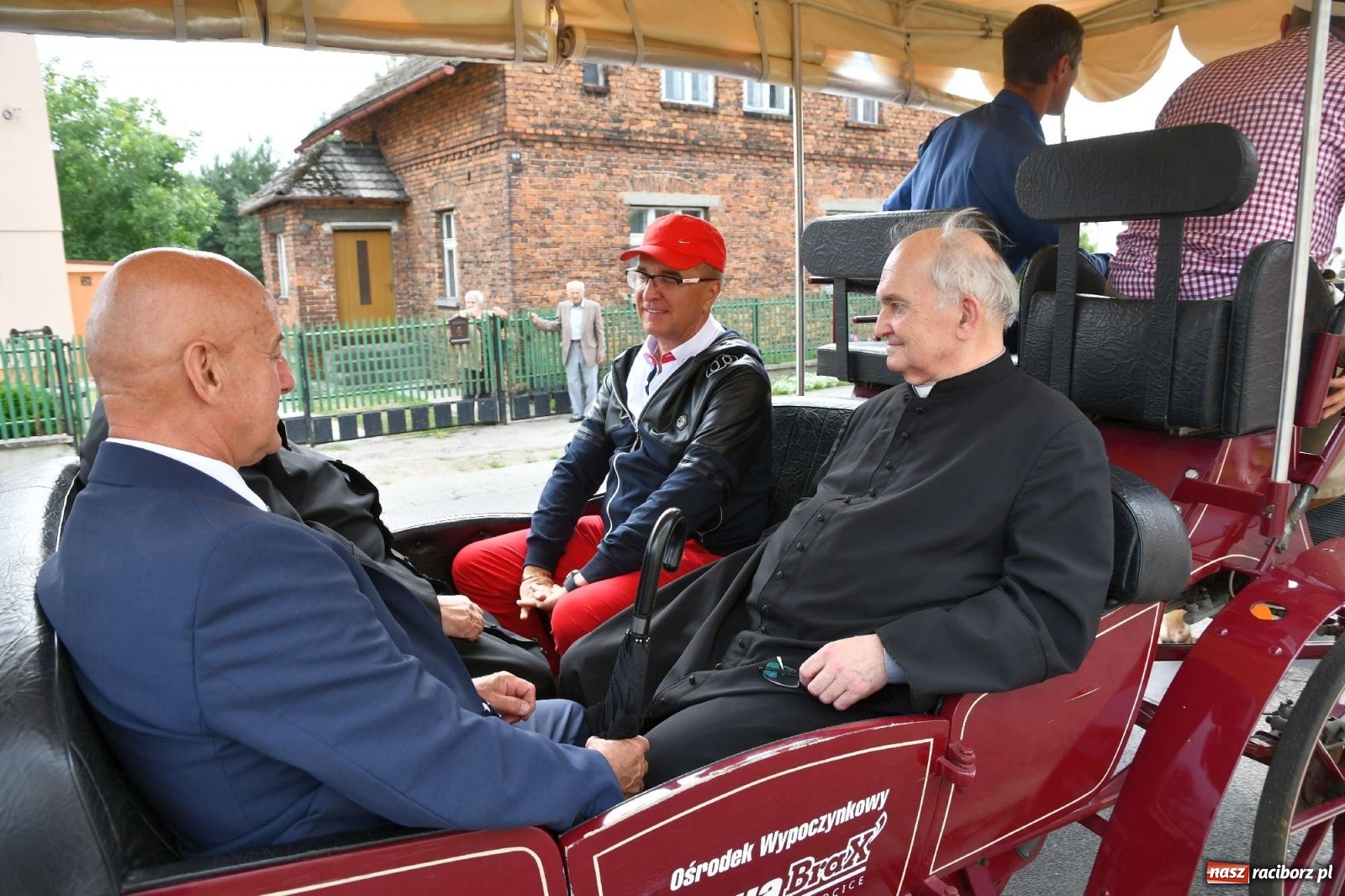 Zdjęcie w galerii na portalu naszraciborz.pl: Raszczyce żegnają swojego długoletniego proboszcza wiadomości z regionu