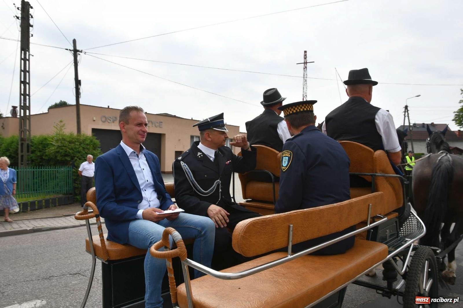 Zdjęcie w galerii na portalu naszraciborz.pl: Raszczyce żegnają swojego długoletniego proboszcza wiadomości z regionu