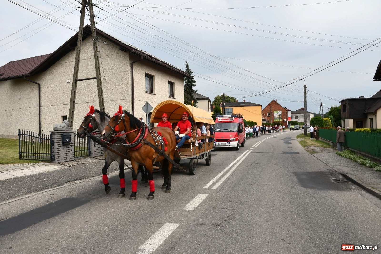 Zdjęcie w galerii na portalu naszraciborz.pl: Raszczyce żegnają swojego długoletniego proboszcza wiadomości z regionu