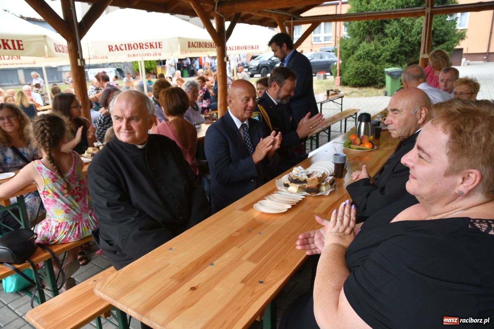 Zdjęcie w galerii na portalu naszraciborz.pl: Raszczyce żegnają swojego długoletniego proboszcza wiadomości z regionu