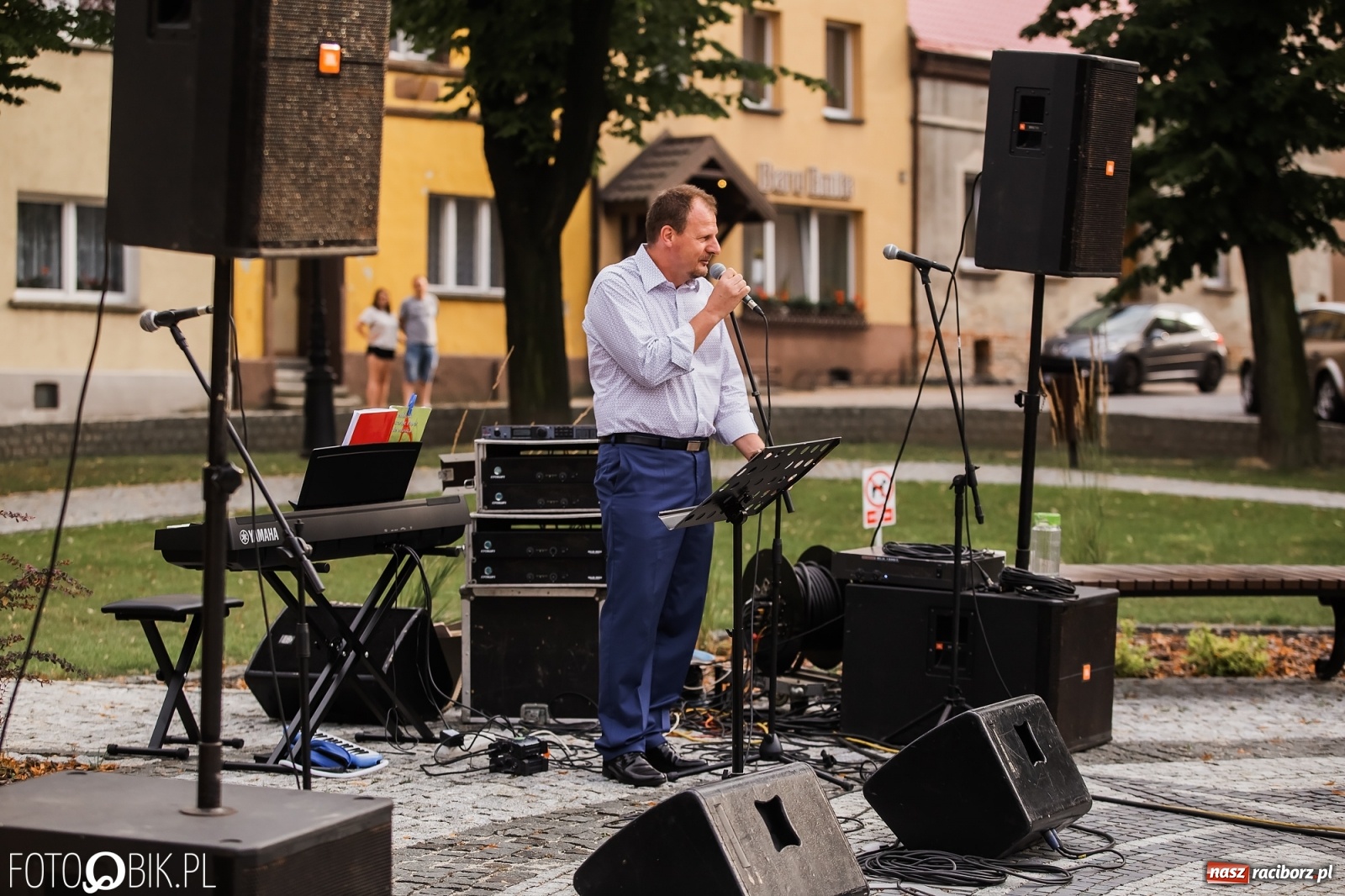 Zdjęcie w galerii na portalu naszraciborz.pl: Nastrojowy wieczór z piosenką na krzanowickim rynku wiadomości z regionu