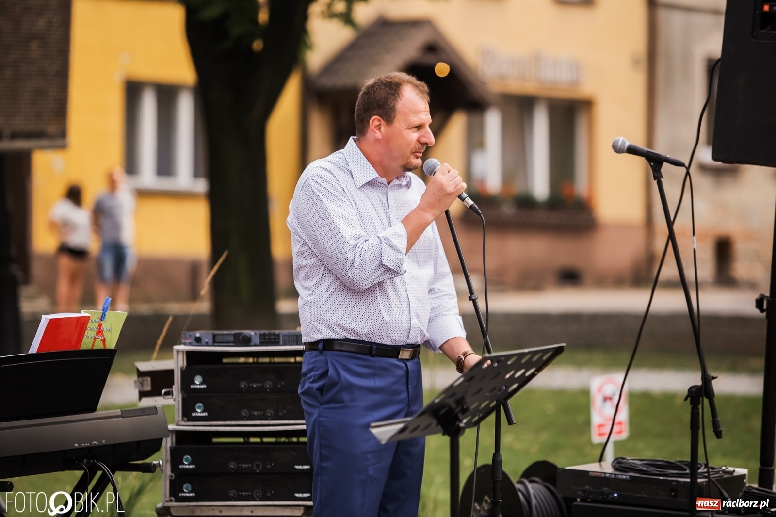 Zdjęcie w galerii na portalu naszraciborz.pl: Nastrojowy wieczór z piosenką na krzanowickim rynku wiadomości z regionu