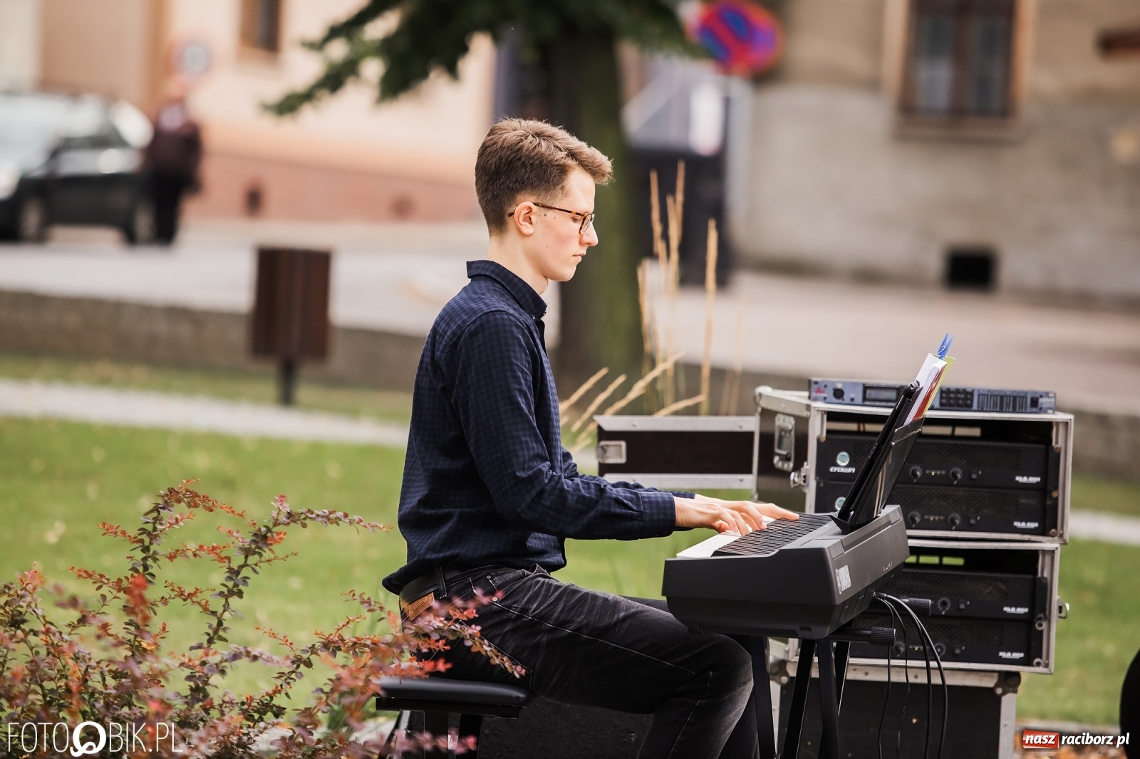 Zdjęcie w galerii na portalu naszraciborz.pl: Nastrojowy wieczór z piosenką na krzanowickim rynku wiadomości z regionu