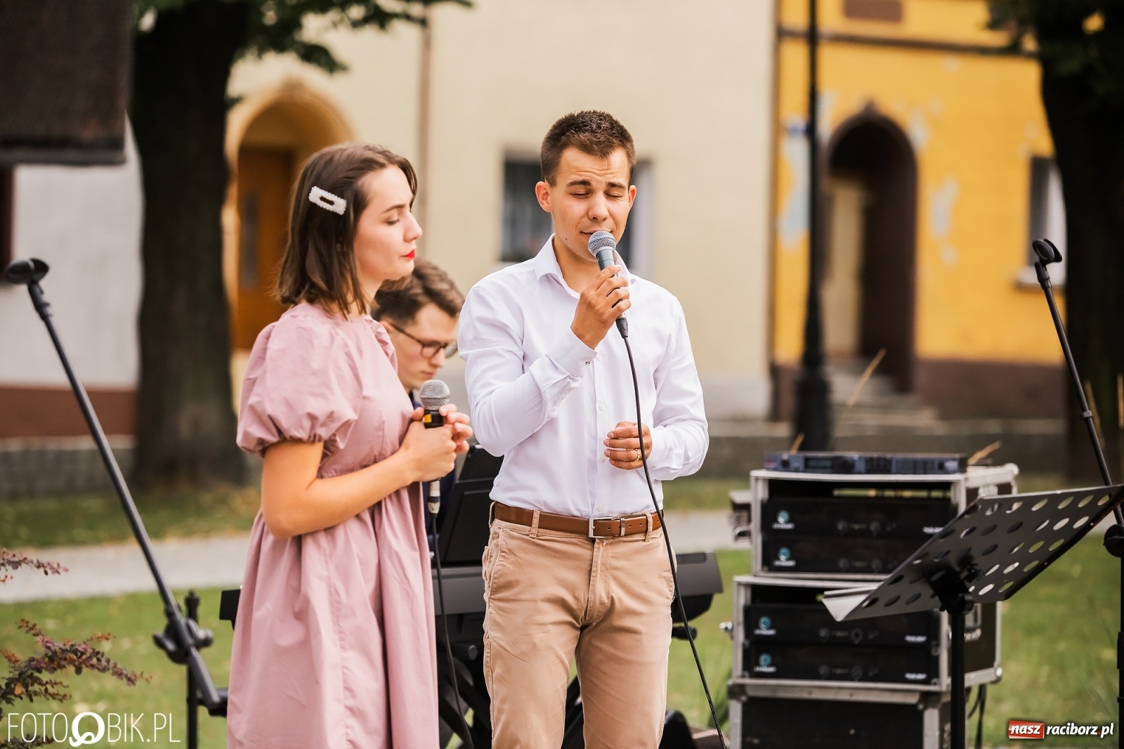 Zdjęcie w galerii na portalu naszraciborz.pl: Nastrojowy wieczór z piosenką na krzanowickim rynku wiadomości z regionu
