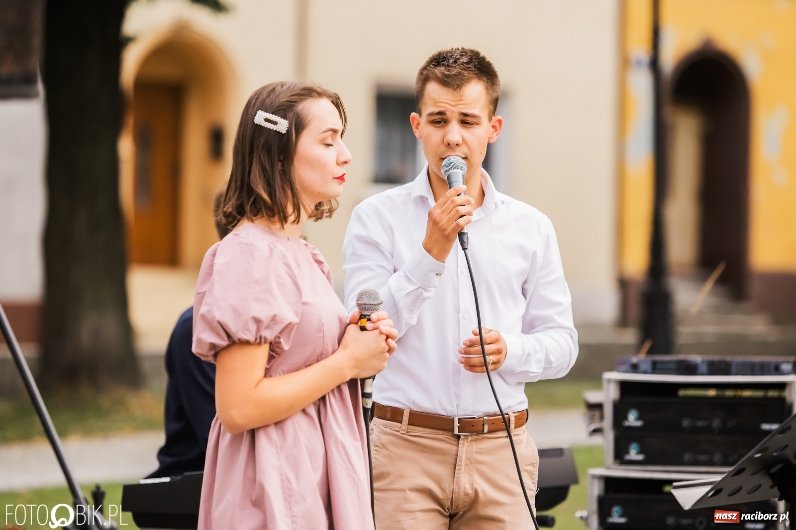 Zdjęcie w galerii na portalu naszraciborz.pl: Nastrojowy wieczór z piosenką na krzanowickim rynku wiadomości z regionu