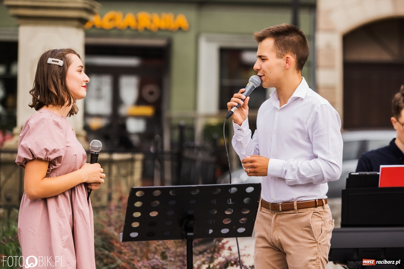 Zdjęcie w galerii na portalu naszraciborz.pl: Nastrojowy wieczór z piosenką na krzanowickim rynku wiadomości z regionu