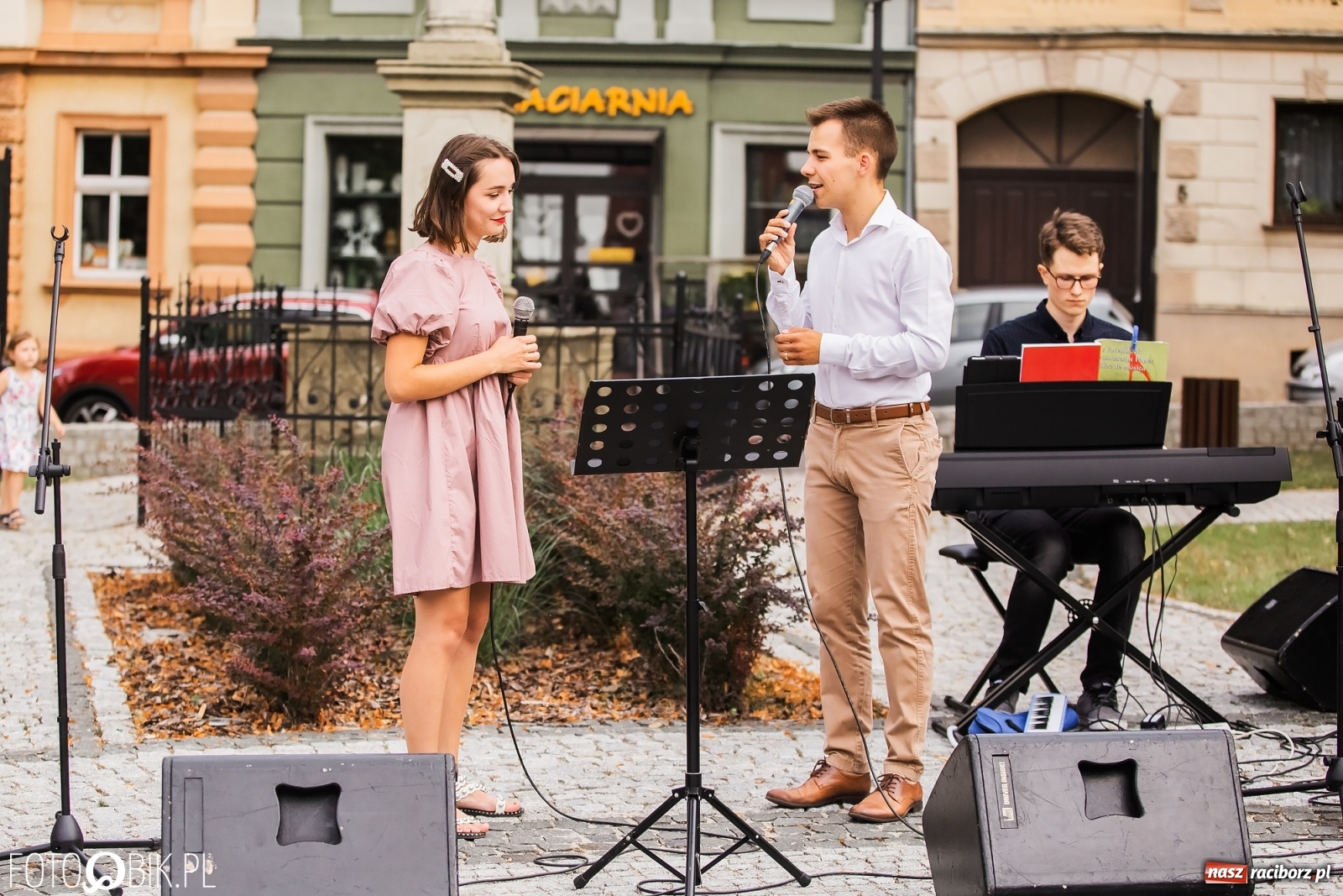 Zdjęcie w galerii na portalu naszraciborz.pl: Nastrojowy wieczór z piosenką na krzanowickim rynku wiadomości z regionu