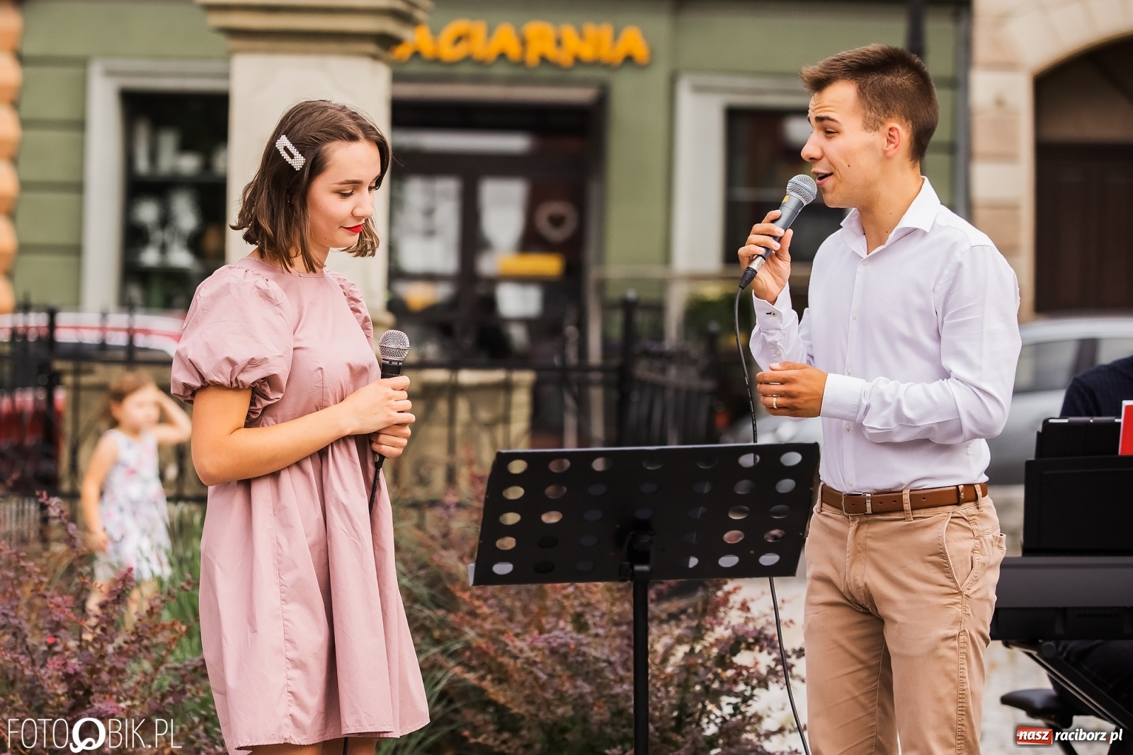 Zdjęcie w galerii na portalu naszraciborz.pl: Nastrojowy wieczór z piosenką na krzanowickim rynku wiadomości z regionu