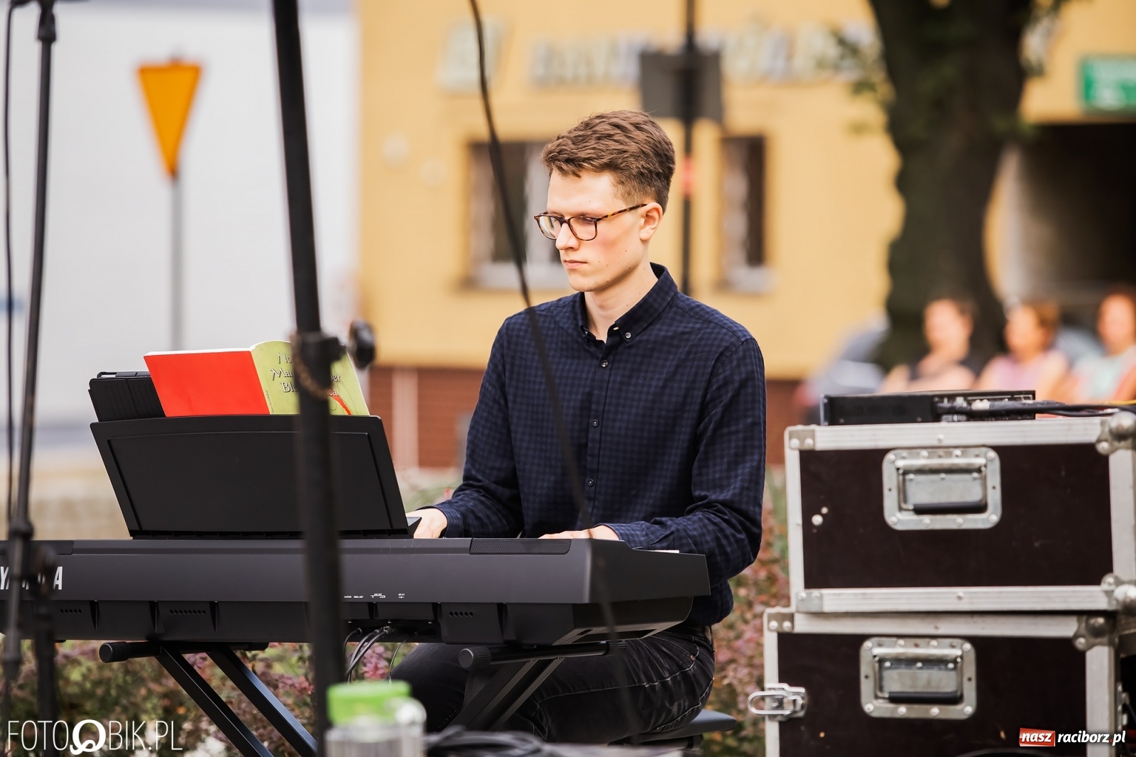 Zdjęcie w galerii na portalu naszraciborz.pl: Nastrojowy wieczór z piosenką na krzanowickim rynku wiadomości z regionu