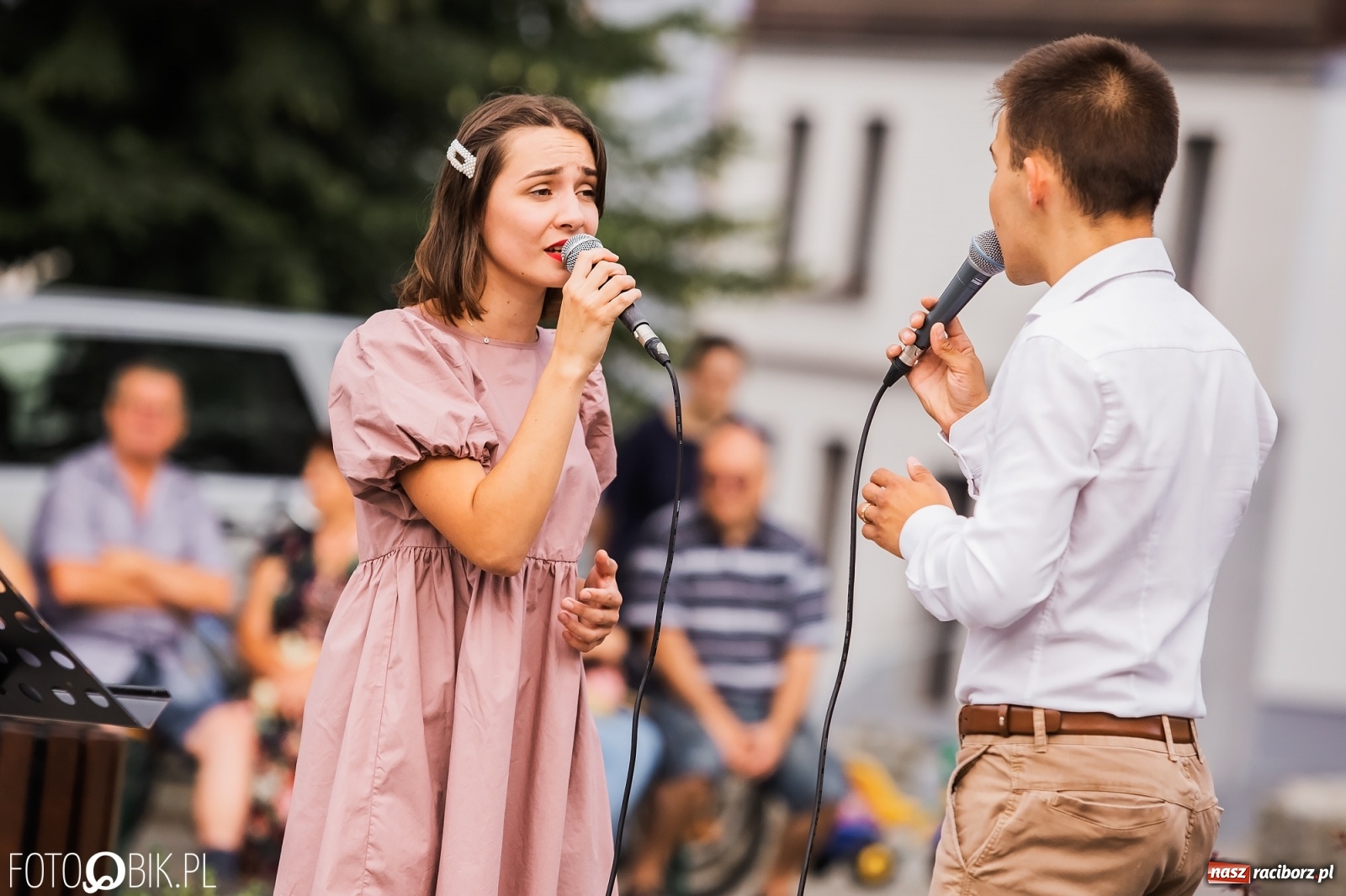 Zdjęcie w galerii na portalu naszraciborz.pl: Nastrojowy wieczór z piosenką na krzanowickim rynku wiadomości z regionu