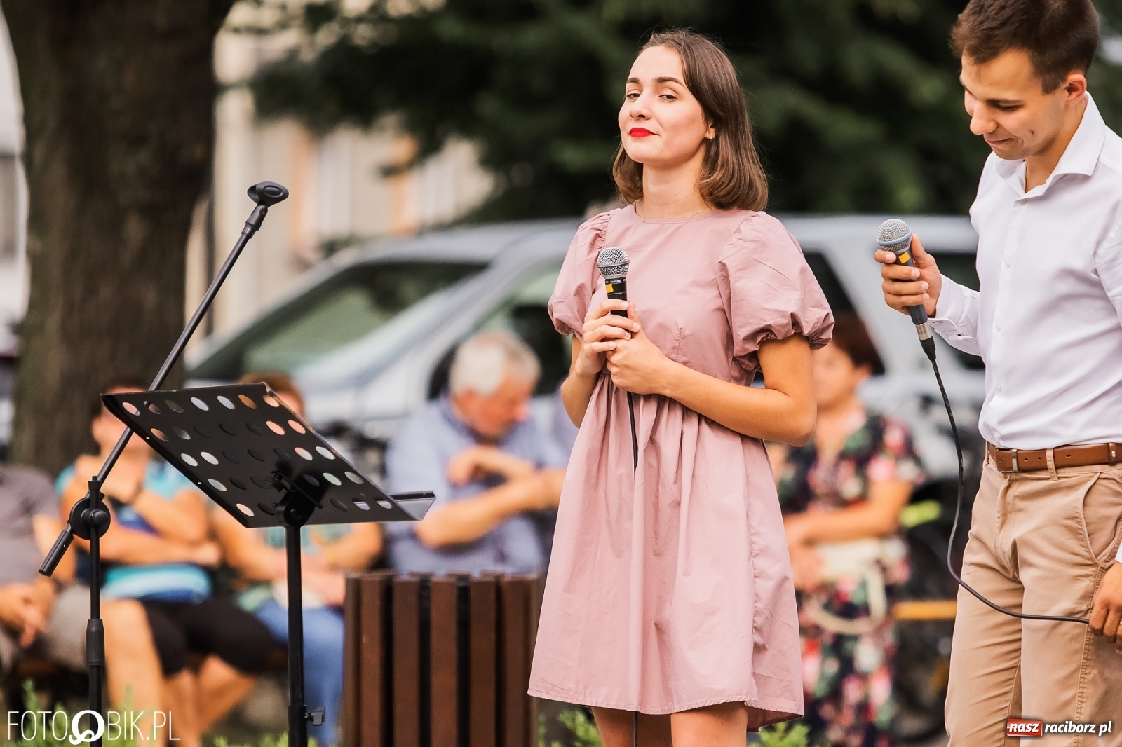 Zdjęcie w galerii na portalu naszraciborz.pl: Nastrojowy wieczór z piosenką na krzanowickim rynku wiadomości z regionu