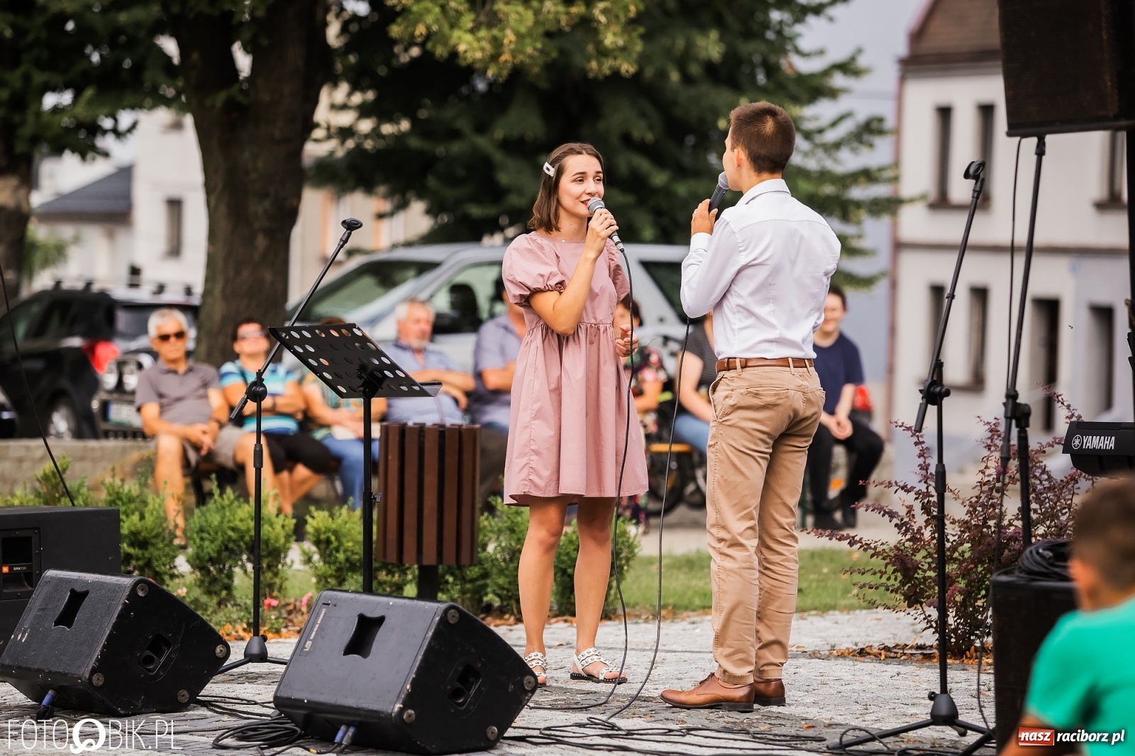 Zdjęcie w galerii na portalu naszraciborz.pl: Nastrojowy wieczór z piosenką na krzanowickim rynku wiadomości z regionu