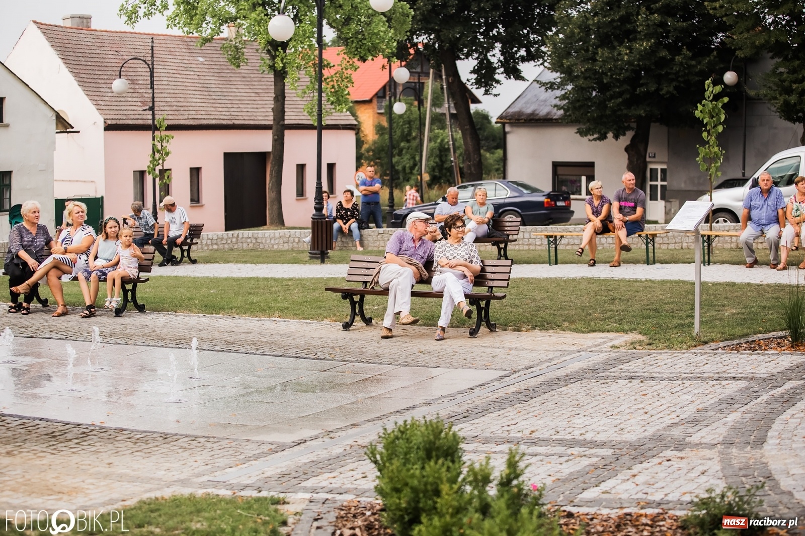 Zdjęcie w galerii na portalu naszraciborz.pl: Nastrojowy wieczór z piosenką na krzanowickim rynku wiadomości z regionu