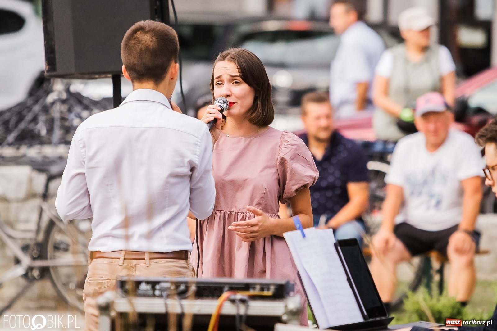 Zdjęcie w galerii na portalu naszraciborz.pl: Nastrojowy wieczór z piosenką na krzanowickim rynku wiadomości z regionu