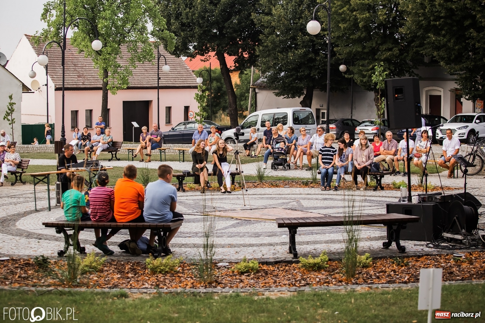 Zdjęcie w galerii na portalu naszraciborz.pl: Nastrojowy wieczór z piosenką na krzanowickim rynku wiadomości z regionu