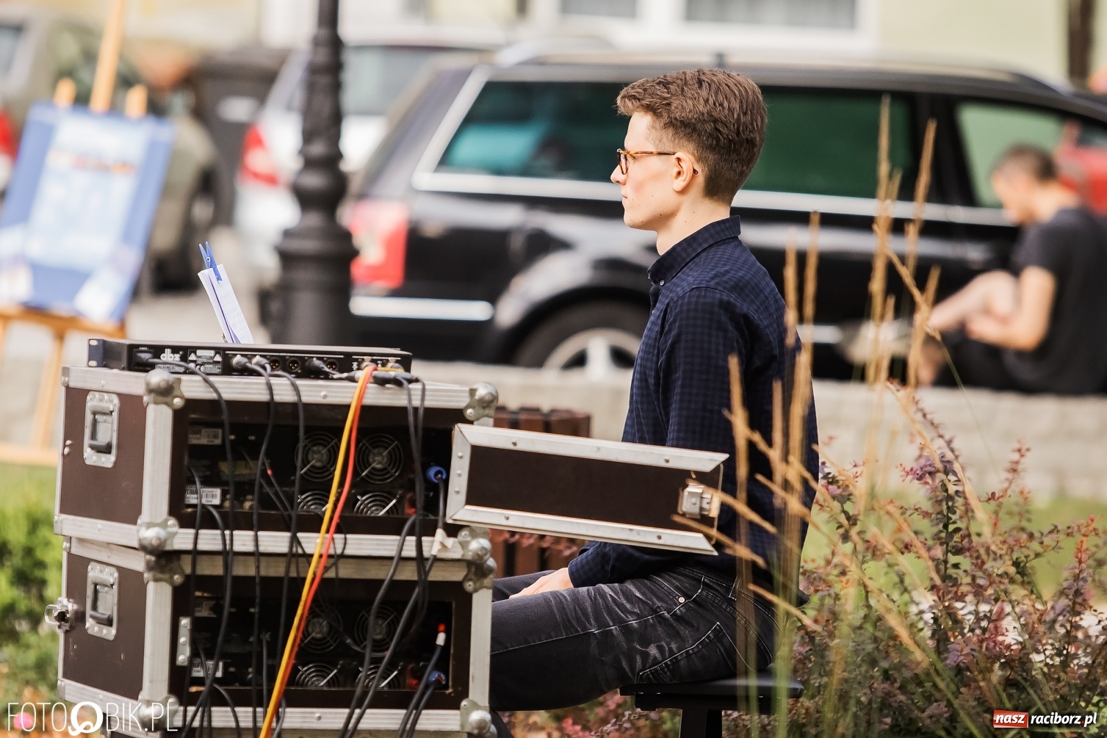Zdjęcie w galerii na portalu naszraciborz.pl: Nastrojowy wieczór z piosenką na krzanowickim rynku wiadomości z regionu