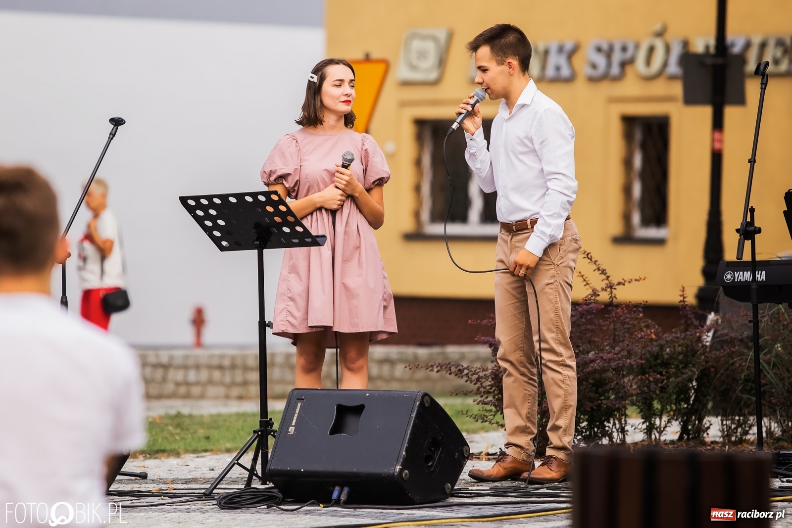 Zdjęcie w galerii na portalu naszraciborz.pl: Nastrojowy wieczór z piosenką na krzanowickim rynku wiadomości z regionu