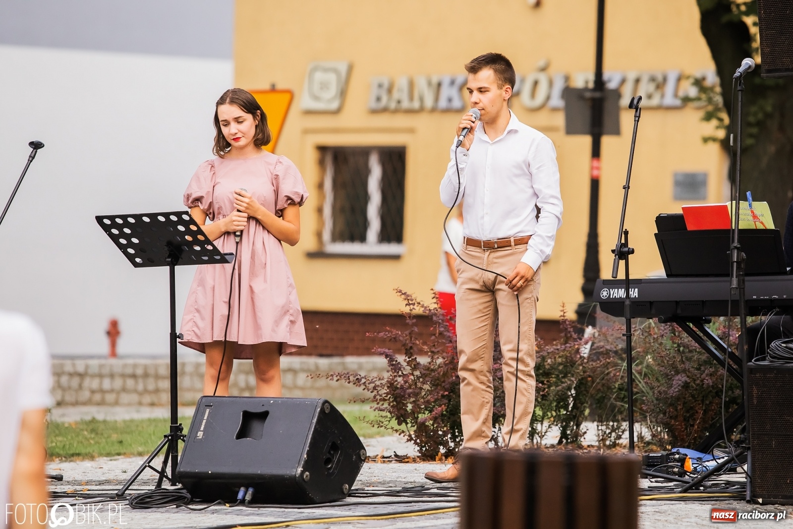Zdjęcie w galerii na portalu naszraciborz.pl: Nastrojowy wieczór z piosenką na krzanowickim rynku wiadomości z regionu